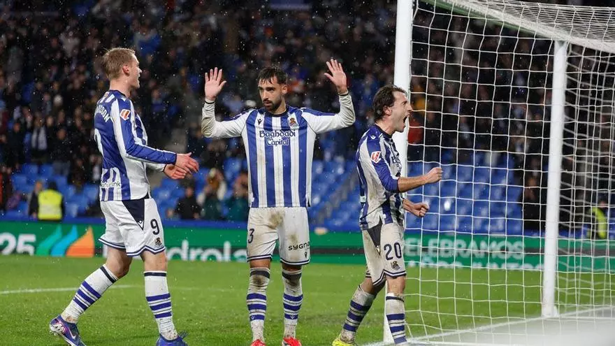 ¡La Real Sociedad se queda con once después de la expulsión por agresión de Brais Méndez!