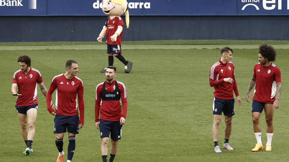 Osasuna se da un baño de masas con 4.000 niños y niñas en El Sadar