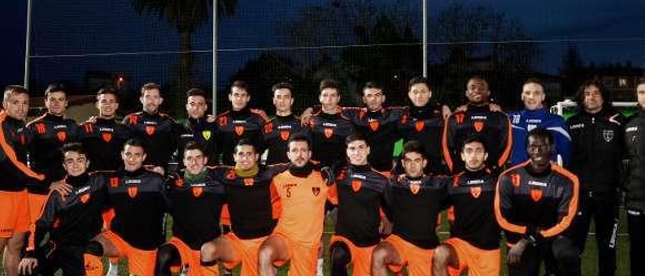 La plantilla del Lealtad, en el entrenamiento de ayer.