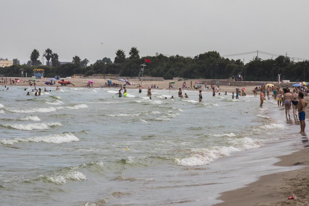 El Ayuntamiento pone la bandera roja en la playa de Pinedo