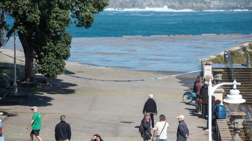 Del paraguas a la manga corta y ya con bañador en las playas de A Coruña: Galicia alcanzará los 25 grados a las puertas del puente de San José