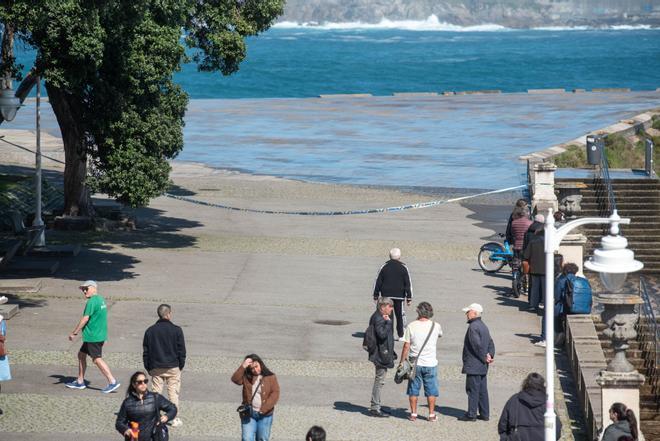 Los coruñeses disfrutan del buen tiempo en Riazor