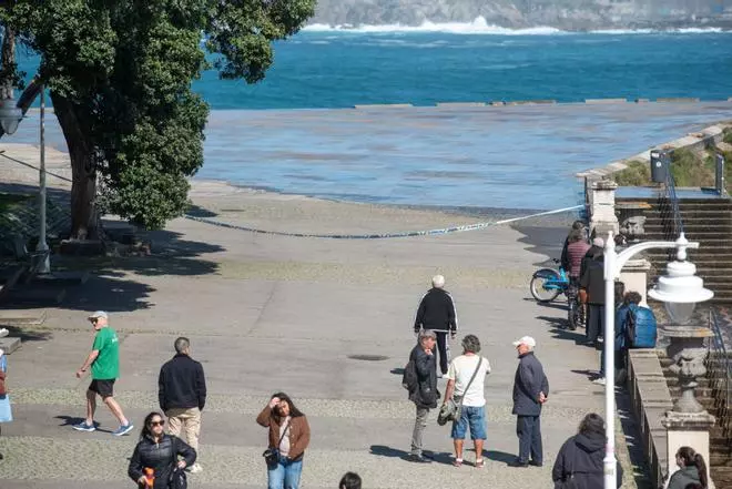 Los coruñeses disfrutan del buen tiempo en Riazor