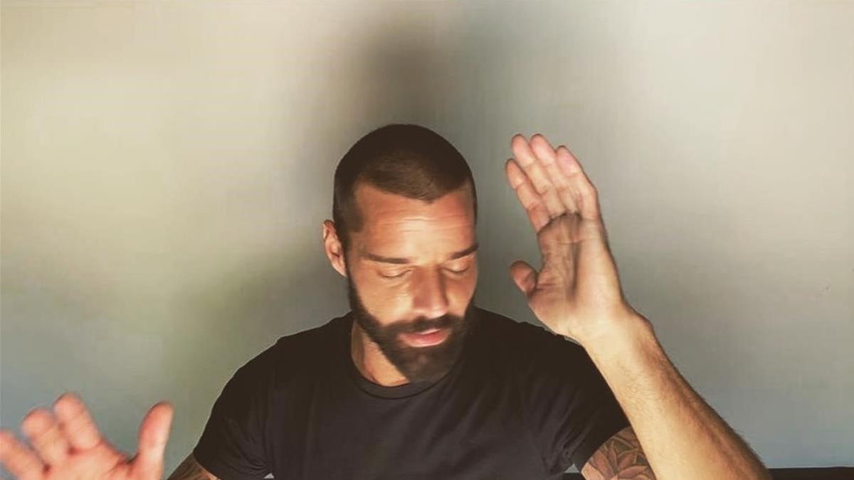 Ricky Martin graba con su móvil su nuevo vídeo musical