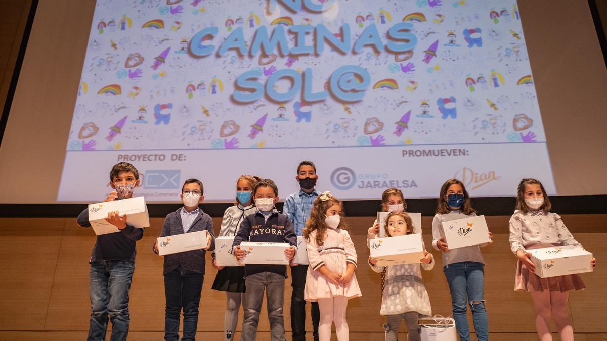 Varios de los niños que han participado en el proyecto posan con su par de zuecos.