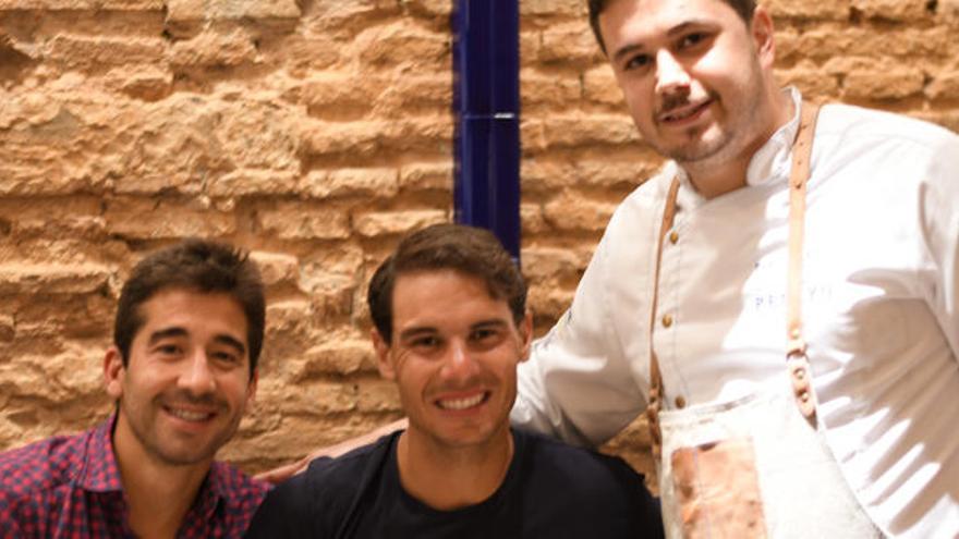Rafa Nadal y Marc López, con el chef Pablo Margós