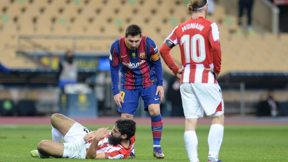 Messi atiende a Villalibre tras golpearle en el último minuto de la prórroga.