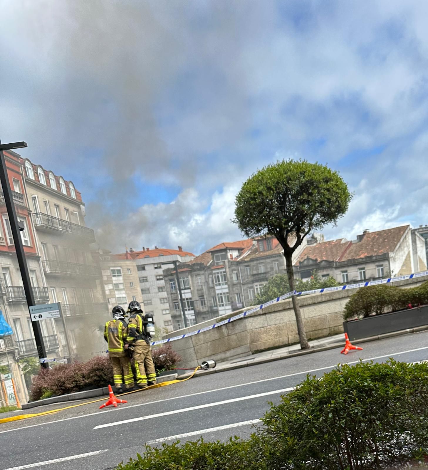 Así fue la intervención de los bomberos en la explosión de un transformador en Vialia