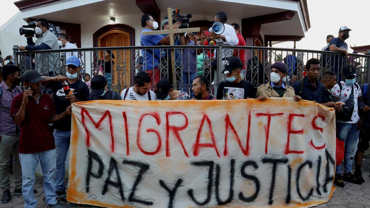 Migrantes de Centroamérica y Haití marchan en una caravana que se dirige a la capital mexicana para solicitar asilo y refugio.