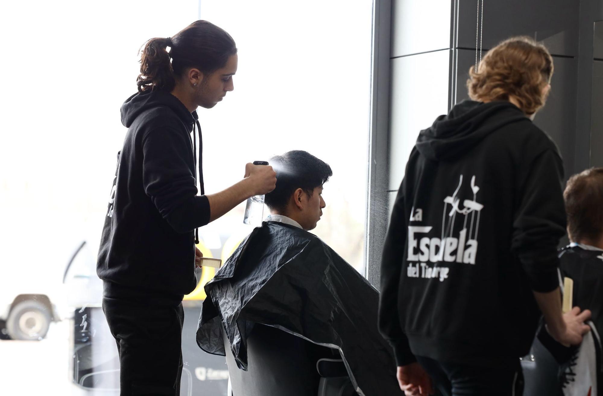 En imágenes | Personas sin hogar se cortan el pelo en la Academia Barbería Tío Jorge
