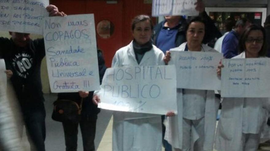 Encierro de personal sanitario en el hall del Xeral de Vigo.//