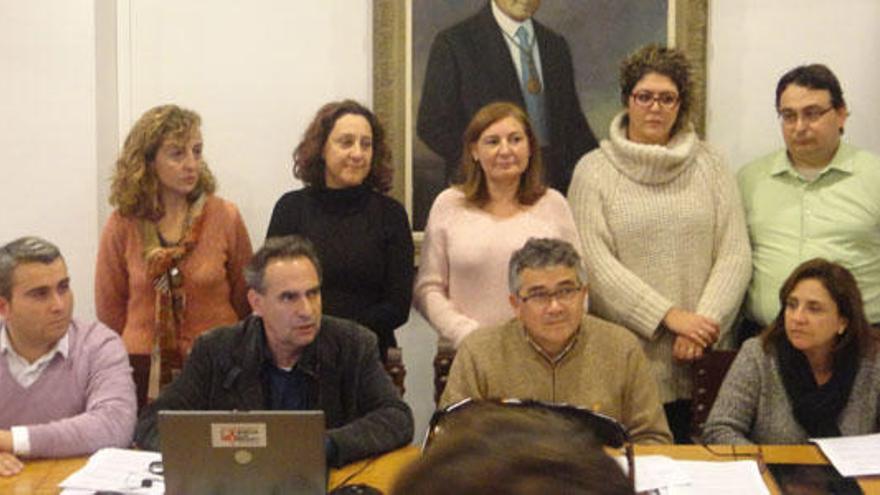 Los concejales de PSOE, Independents y Més se han encerrado en la sala de plenos.