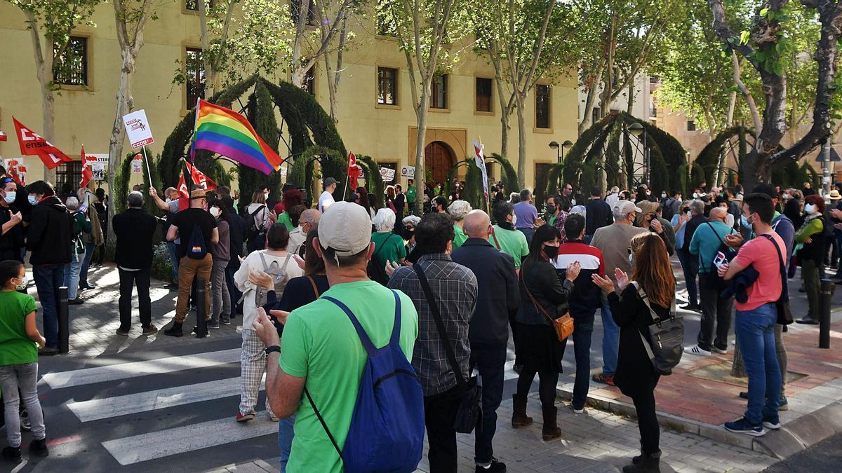 Movilización frente al Palacio de San Esteban contra la entrada de Mabel Campuzano en el Gobierno regional. | ISRAEL SÁNCHEZ