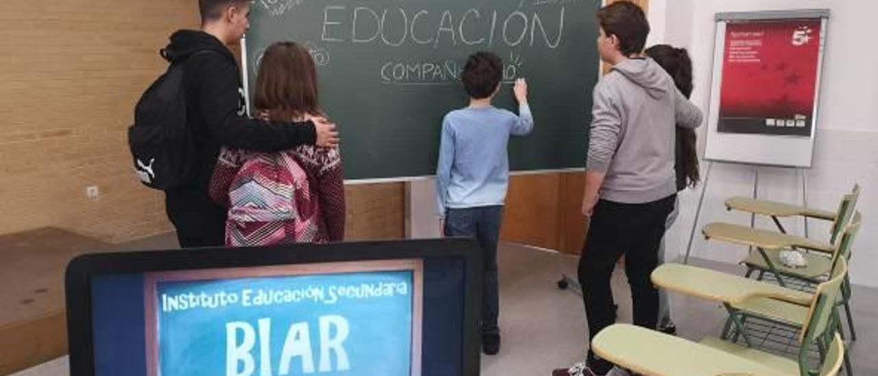 El policía local Óscar Sánchez, en el instituto de Biar, abordando con los alumnos el problema del acoso escolar.