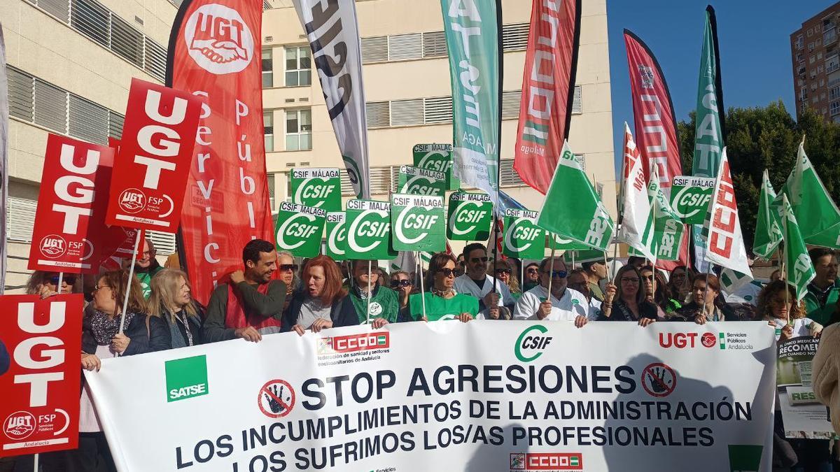 Los profesionales del SAS se manifiestan en contra las agresiones en el centro de salud Alameda-Perchel