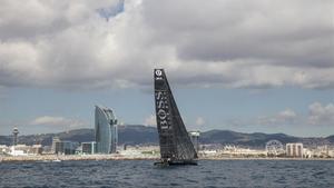 El ’Hugo Boss’ de Alex Thomson, en su salida, el pasado miércoles, frente a la costa de Barcelona.