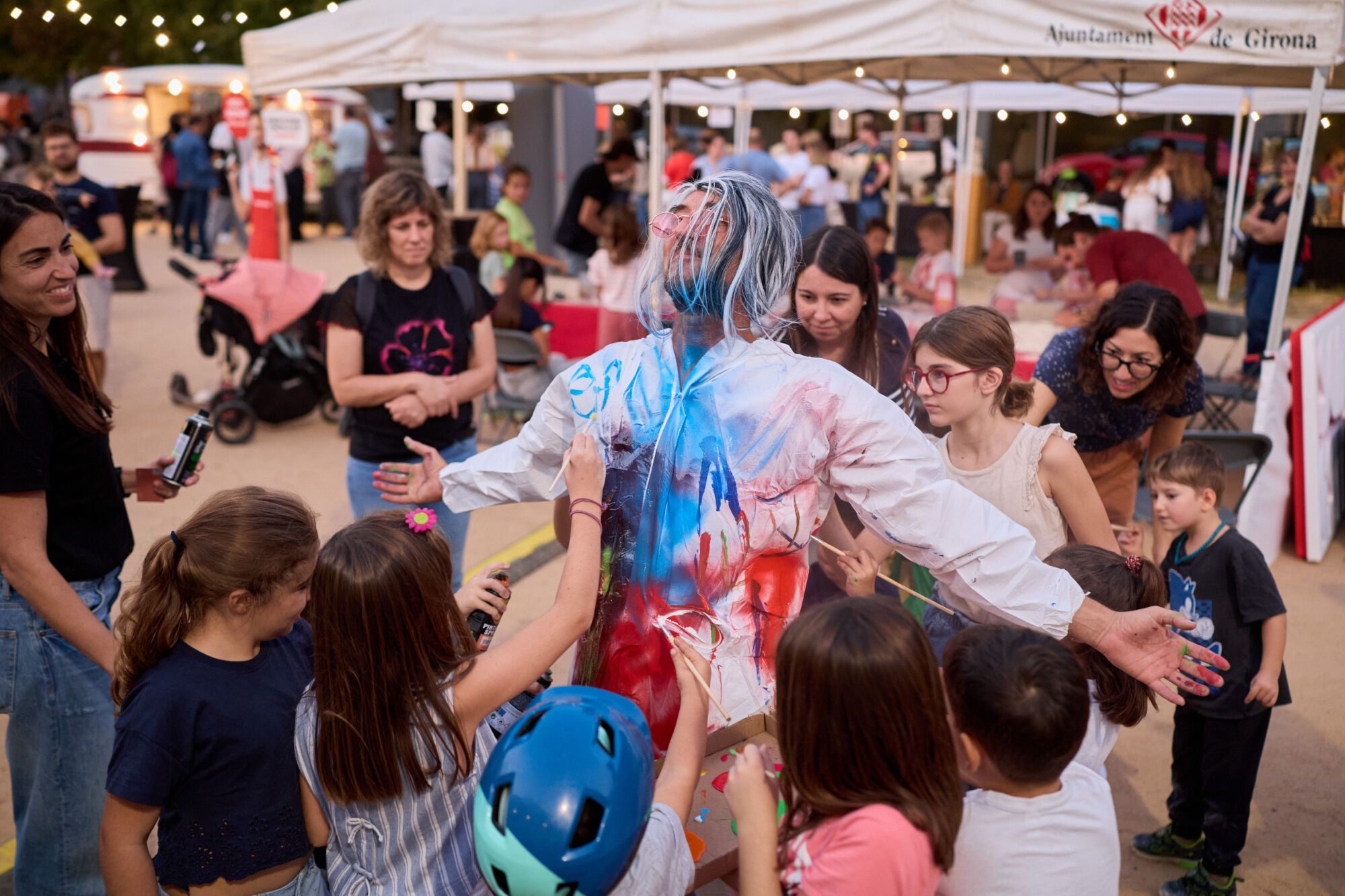 Fira La Mosquitera amb mostres d'artistes emergents, actuacions musicals i espectacles de màgia i foc.