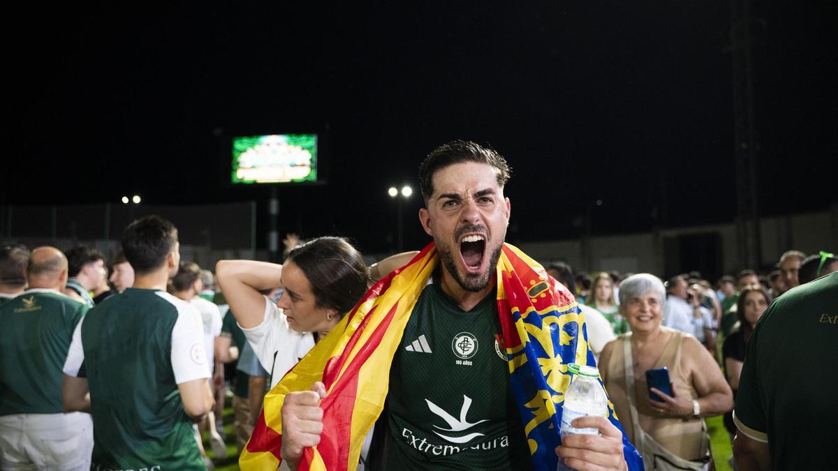Pau Palacín, celebrando el ascenso con el Cacereño.