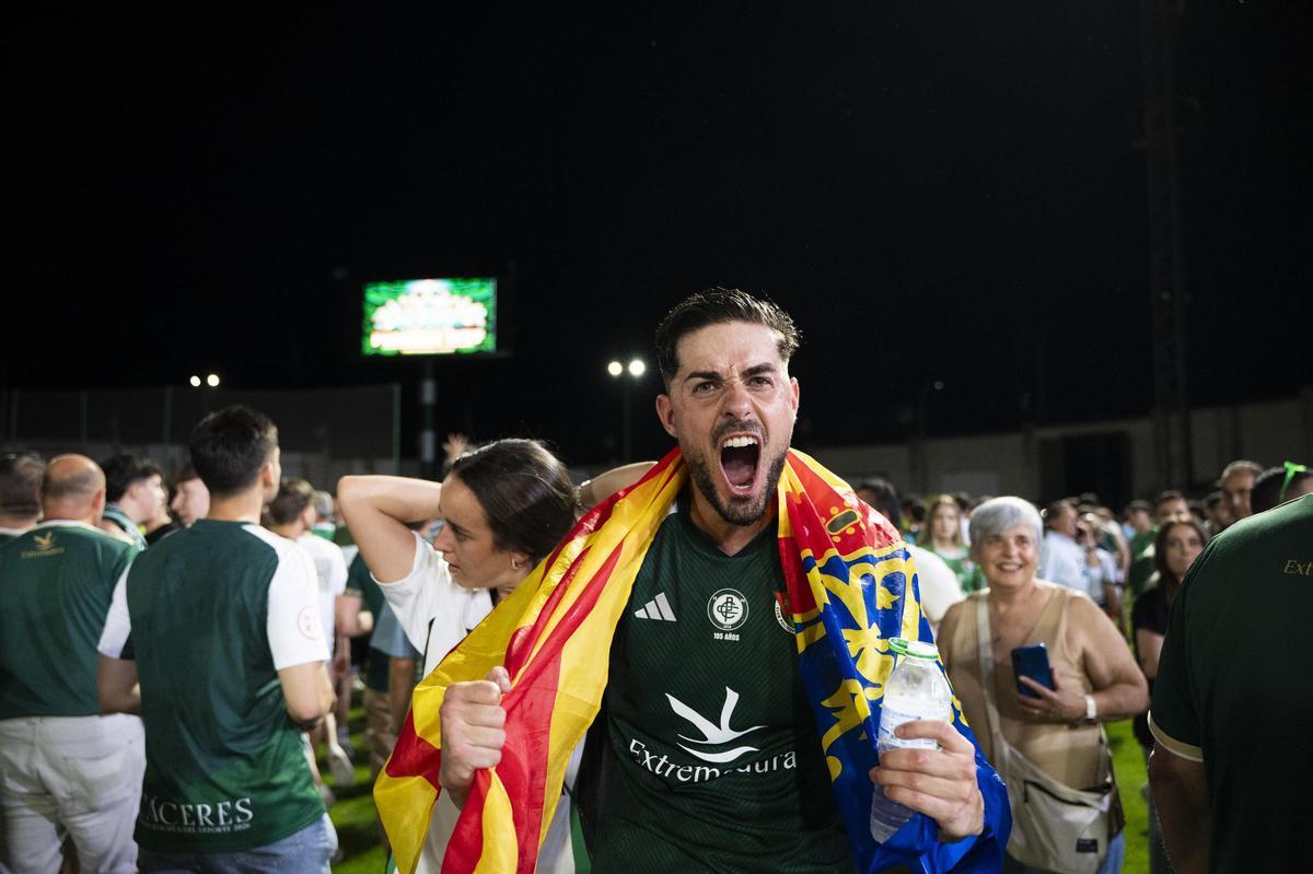 Pau Palacín, celebrando el ascenso con el Cacereño.