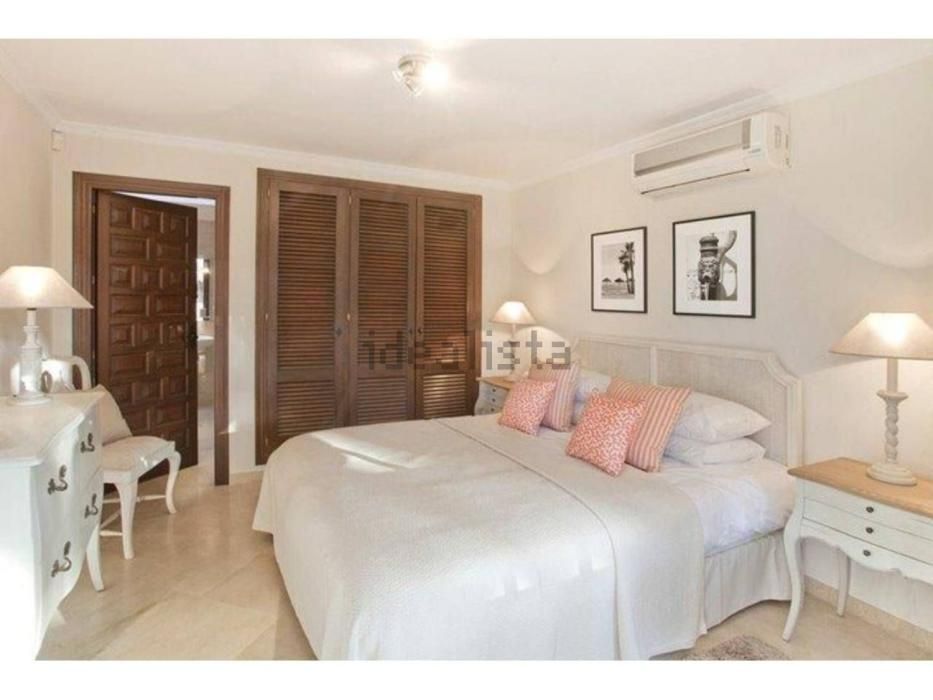 Doce habitaciones, diez baños, dos casas de invitados... así es la casa más cara de España, ubicada en Nueva Andalucía, según el portal inmobiliario Idealista