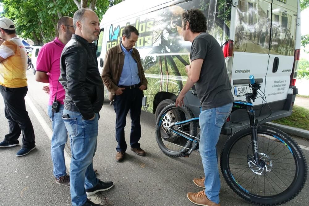 El alcalde de Vigo prueba su destreza sobre una BMX en la fiesta de la bicicleta de O Castro.