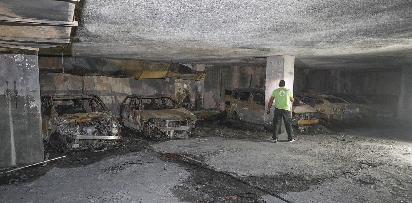 Interior del garaje incendiado en Navia