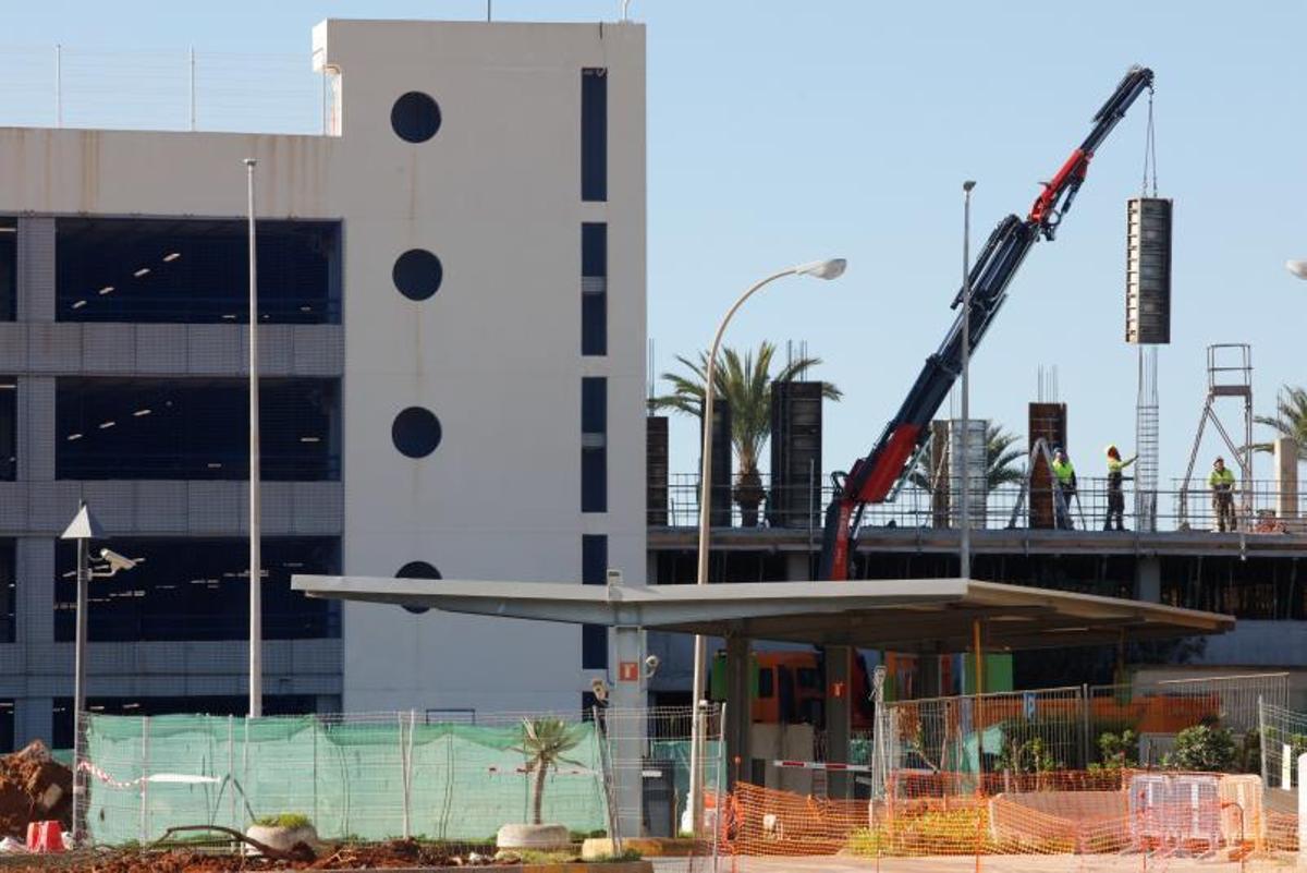 El aeropuerto está «a la espera de los últimos trámites» para abrir otra planta del edificio de aparcamientos