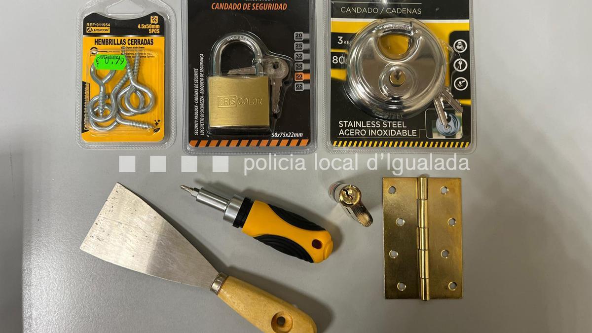 Els estris que duien a sobre els homes que es trobaven a l'interior del pis, i amb les quals pretenien canviar el pany