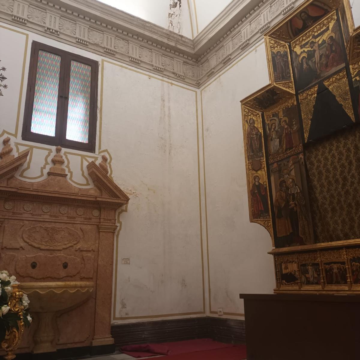 Deterioro en las paredes de una de las estancias del museo donde se expone el Retablo de los Martí. S.XV