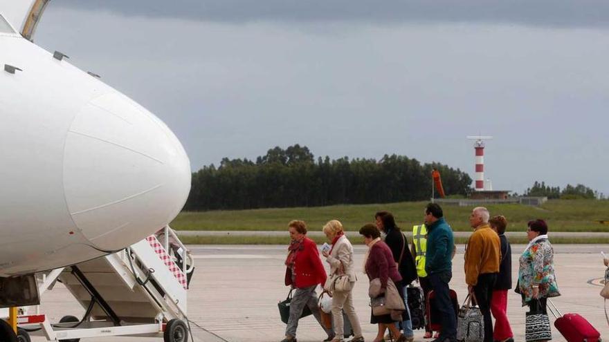 Pasajeros a punto de tomar un avión en el aeropuerto de Asturias.