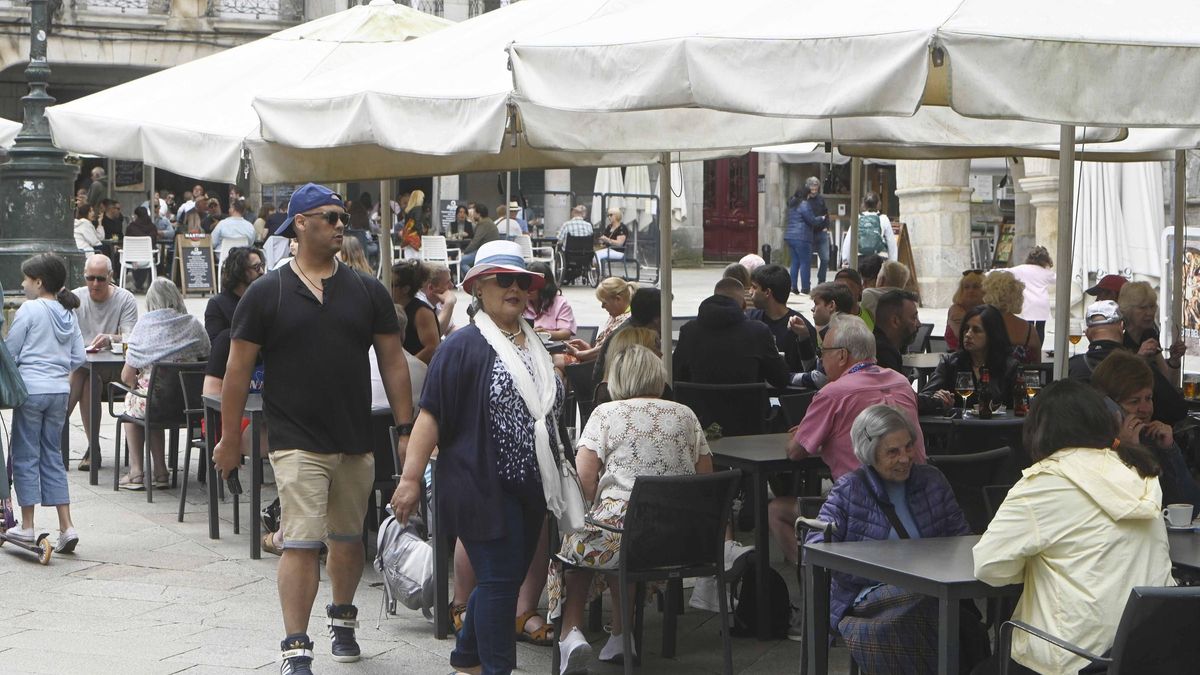 Turistas y trabajadores durante la triple escala de cruceros que vivió en Vigo durante el mes de mayo.