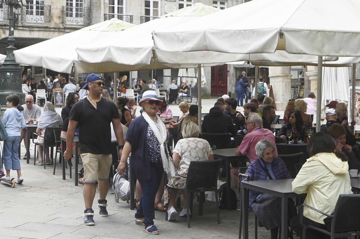 Turistas y trabajadores durante la triple escala de cruceros que vivió en Vigo durante el mes de mayo.