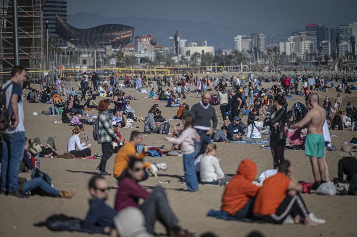 Los barceloneses acuden en masa a las playas de la ciudad para disfrutar del último día primaveral antes de la llegada del frío