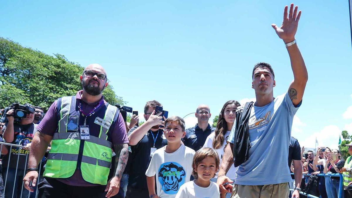 Luis Suárez llegó al Aeropuerto Internacional Salgado Filho, en Porto Alegre