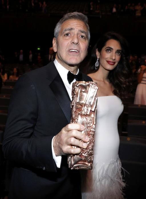 Amal Clooney luce embarazo en los César