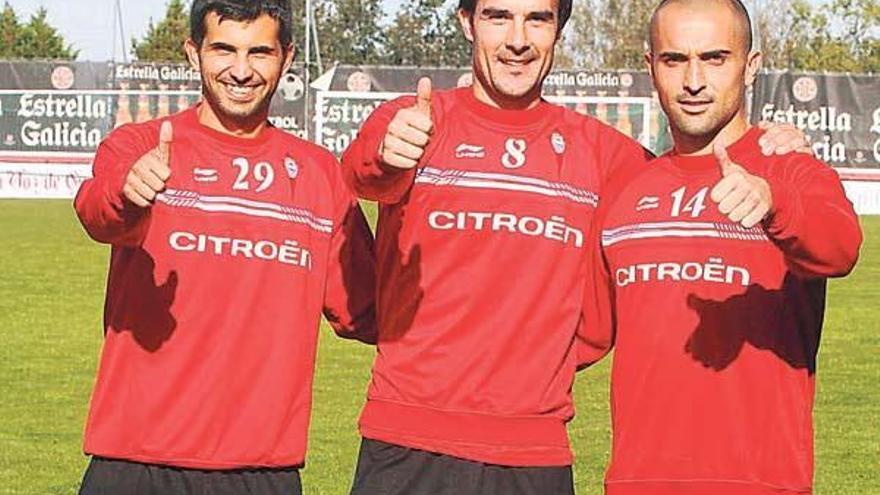 Álex López, a la izquierda, con López Garai, centro, y Cristian Bustos, ayer, tras el entrenamiento matinal celebrado  en A Madroa.  // De Arcos