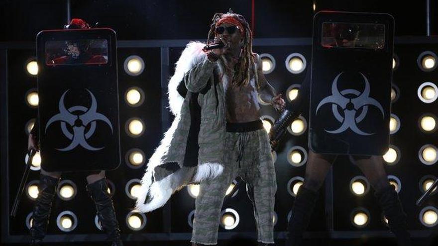 Agentes del FBI detienen el avión del rapero Lil Wayne por presunta posesión de drogas