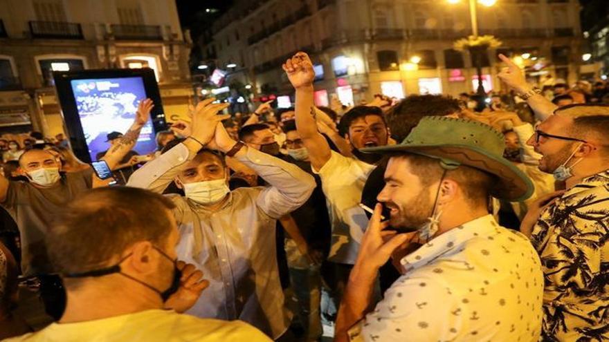 Canta las cuarenta a dos jóvenes que estaban de botellón