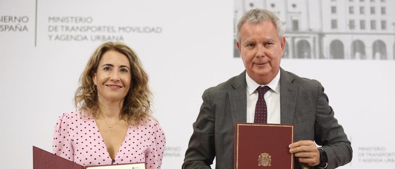 La ministra Raquel Sánchez junto al consejero Sebastián Franquis, en Madrid tras firmar los convenios