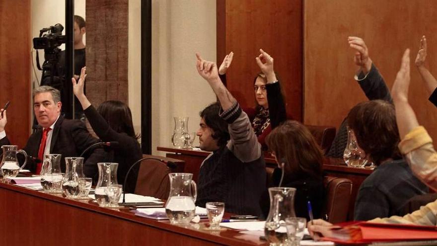 Al fondo, Carlos Rodríguez de la Torre, Ana Bretón y Reyes Fernández Hurlé, ayer, votando en contra del presupuesto municipal durante la sesión plenaria.