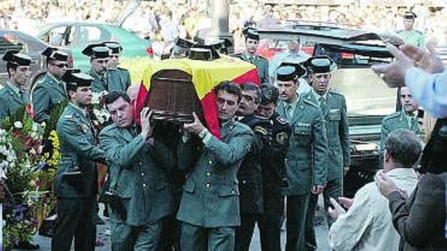 Llegada del féretro de Juan Carlos Beiro -en el recuadro- a la iglesia de Sama, en 2002.