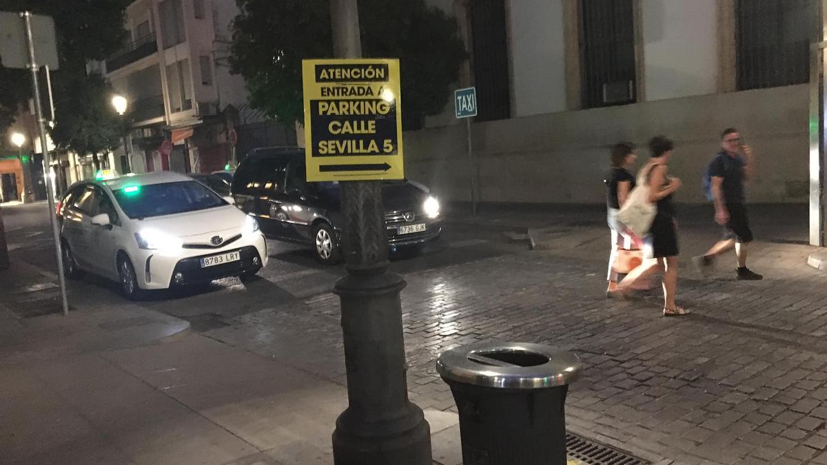 Cartel en la plaza de las Tendillas que indica cómo acceder al aparcamiento de la calle Sevilla.