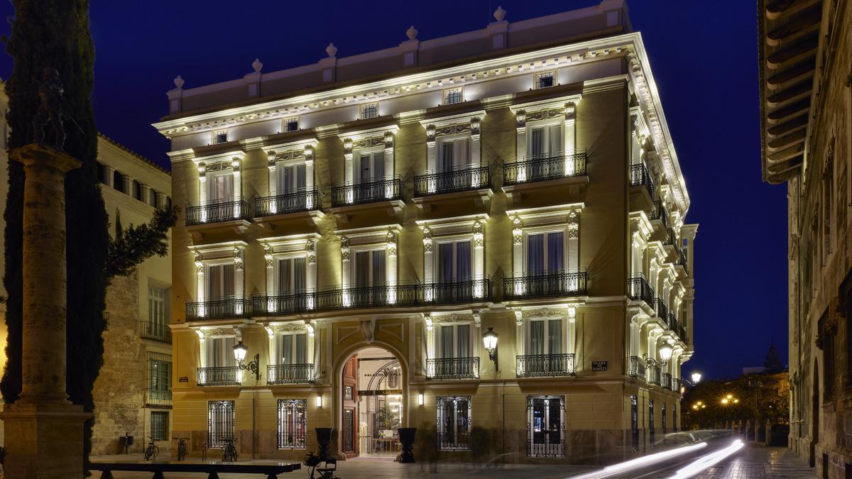 Exterior del Palacio Vallier en la plaza Manises.