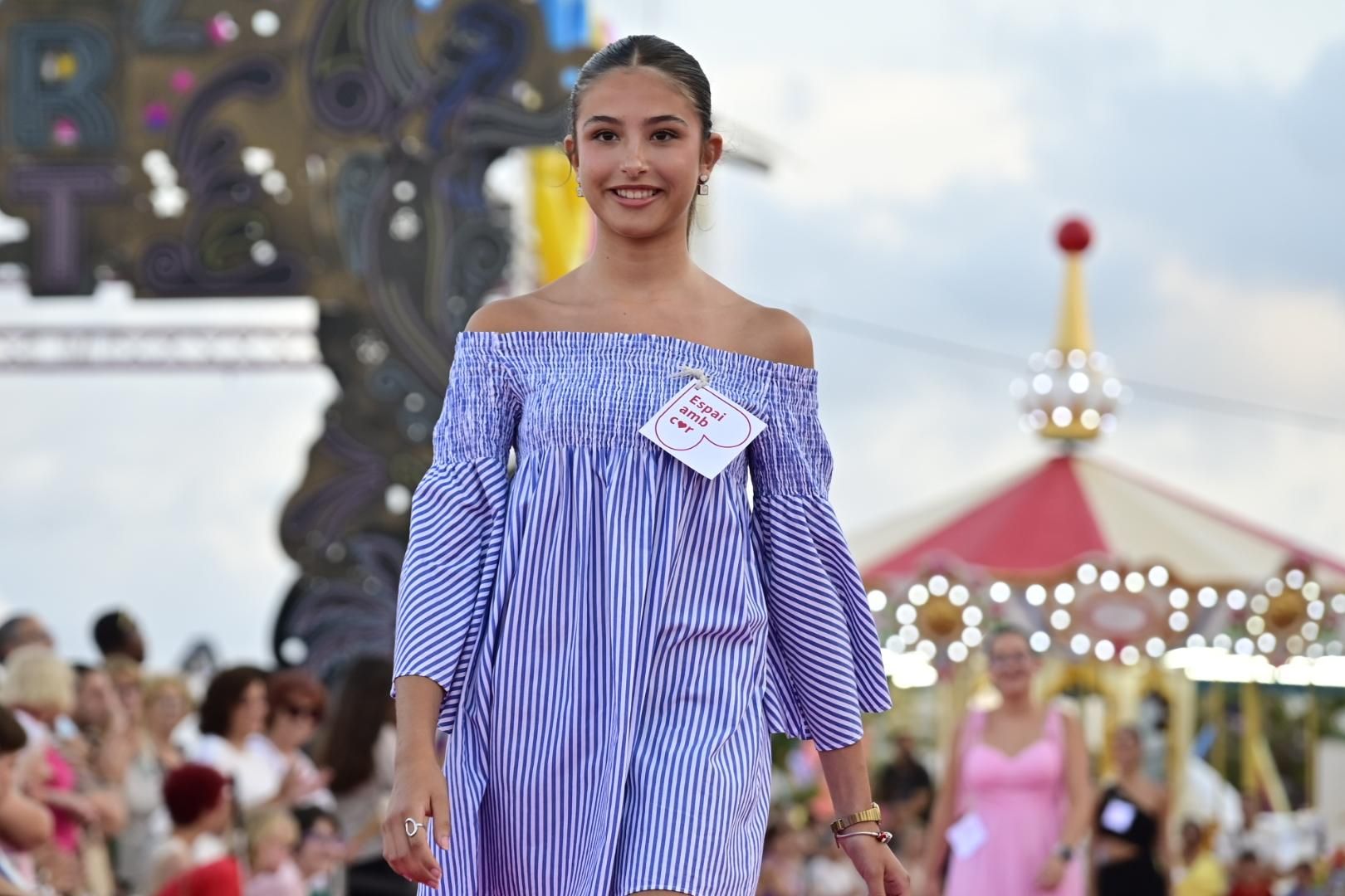 El Moll de Costa se viste de moda con el desfile solidario de Cáritas