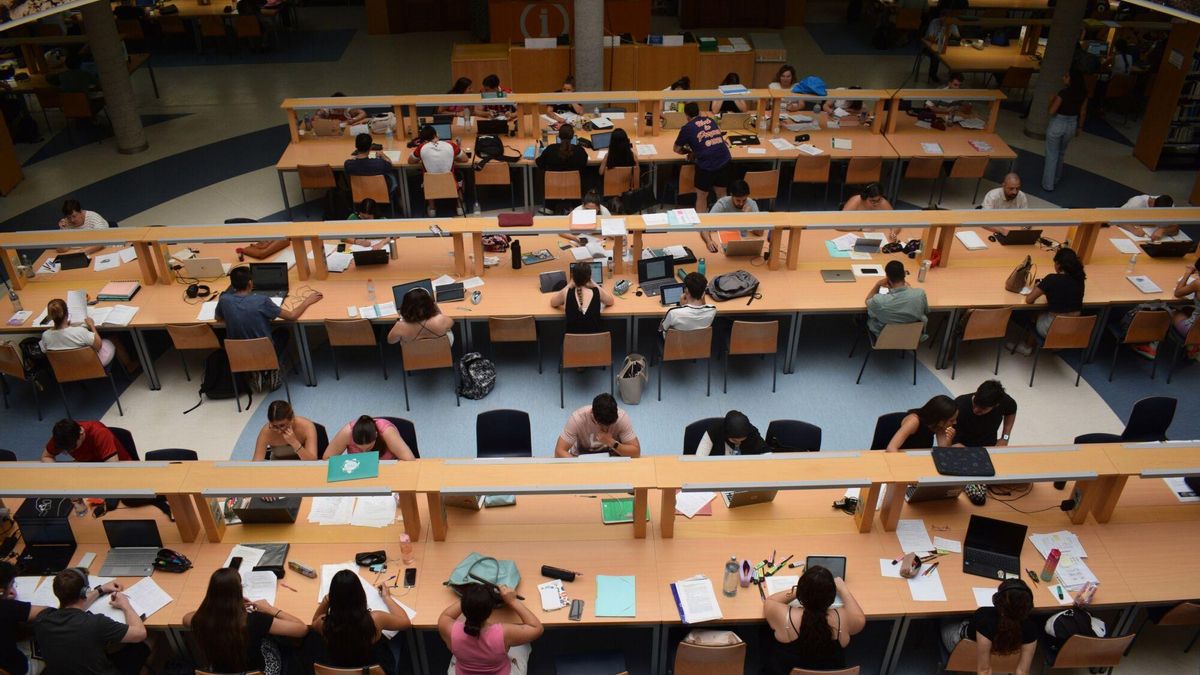 Estudiantes universitarios en una sala de estudio.