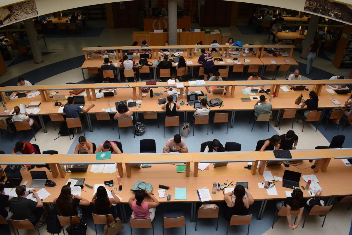 Estudiantes universitarios en una sala de estudio.