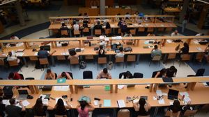Estudiantes universitarios en una sala de estudio.