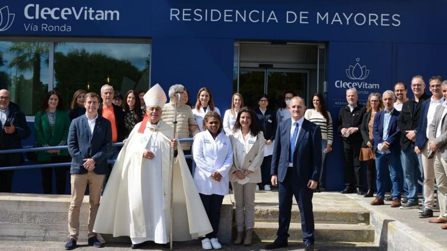 El obispo posa durante su visita junto a personal del centro.