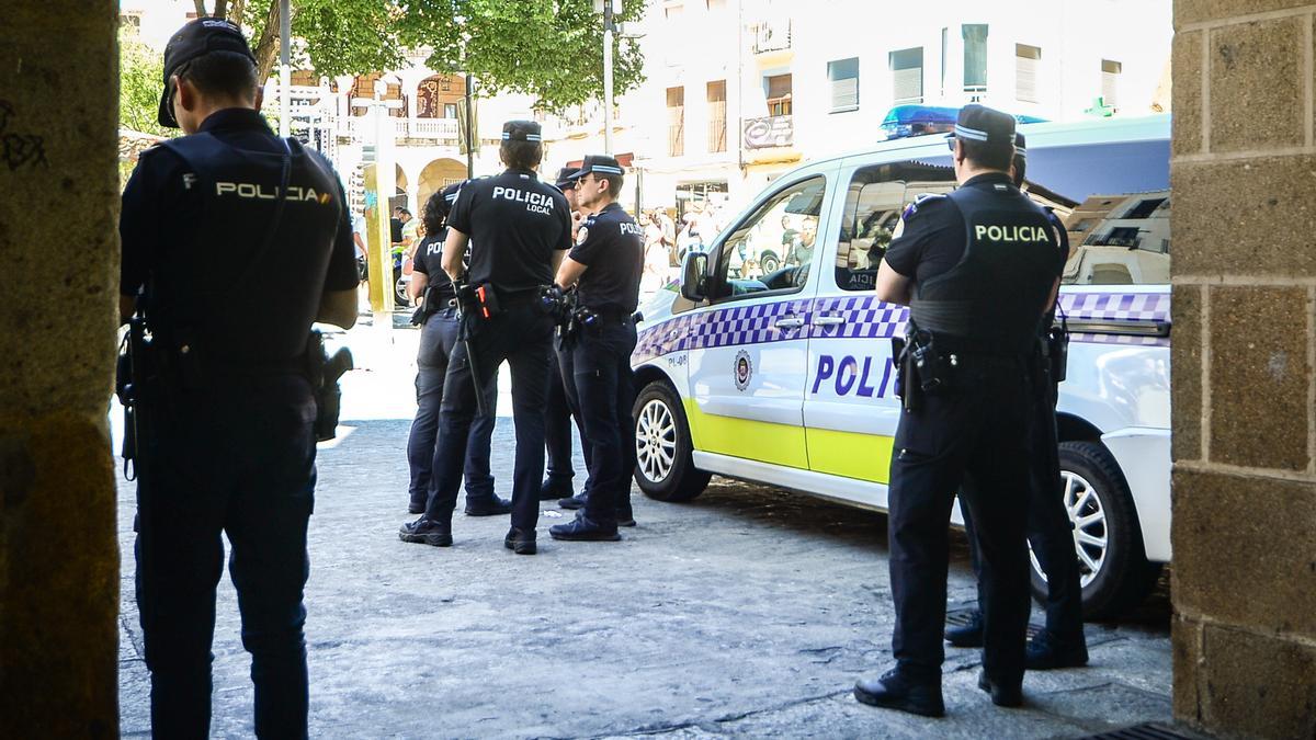 Policías de servicio en la feria de Plasencia.