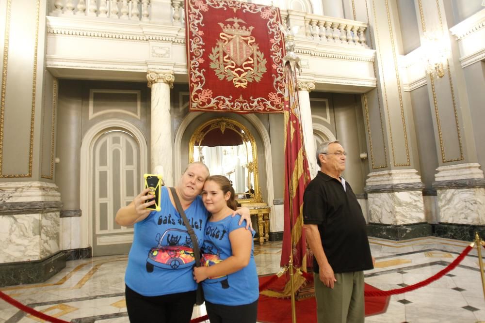 Visita a la Real Senyera en el Ayuntamiento